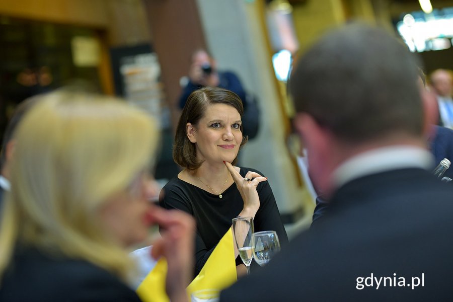 Na zdj. wiceprezydentka Gdyni ds. gospodarki Katarzyna Gruszecka-Spychała przy stoliku podczas uroczystości w ECS