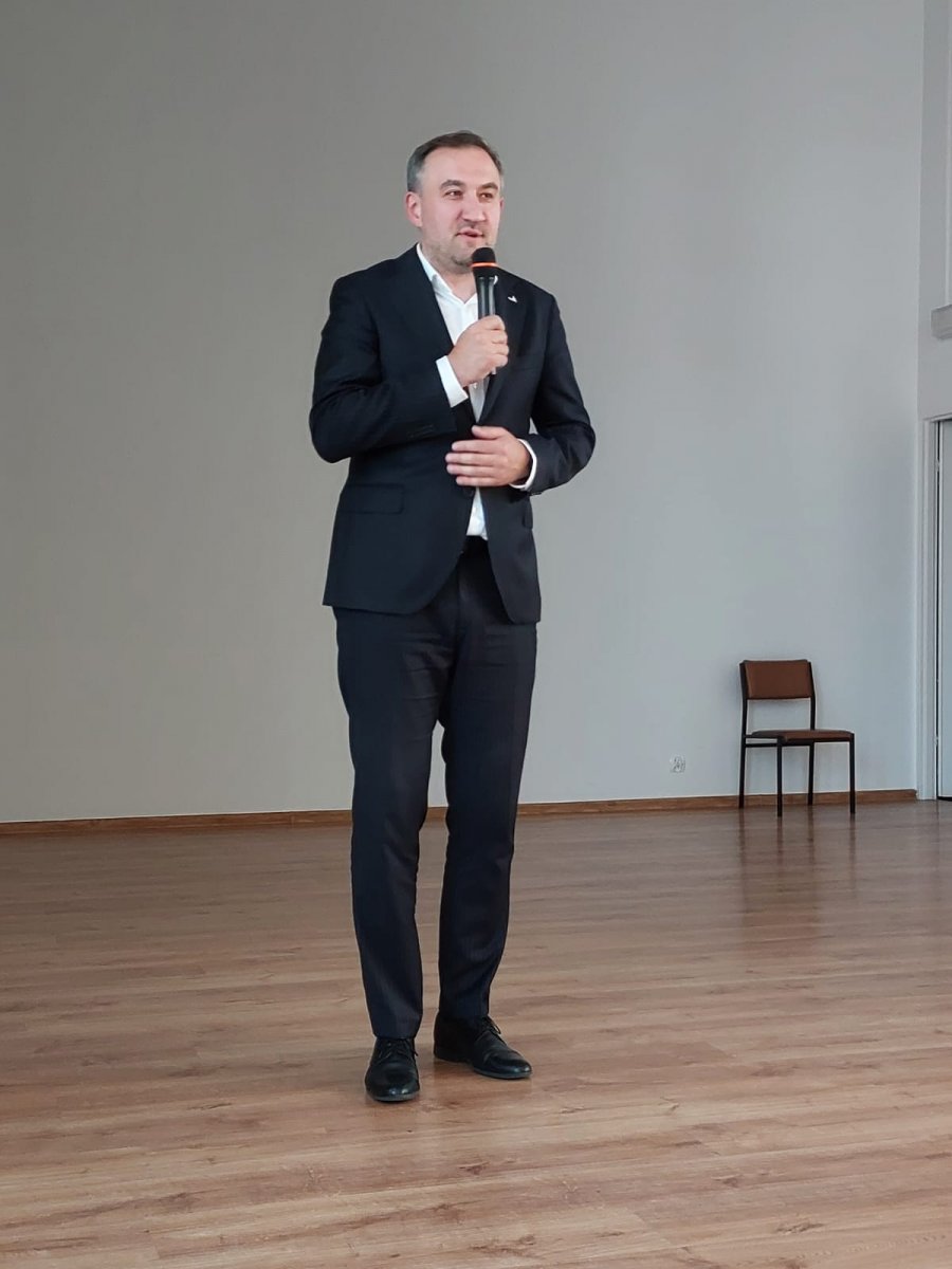 Wiceprezydent Gdyni Tomasz Augustyniak przemawiający na zakończeniu roku akademickiego 2025/2026 Gdyńskiego Uniwersytetu Trzeciego Wieku