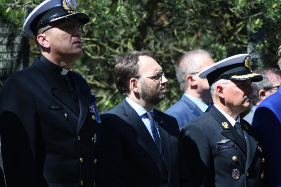Mieszkańcy Gdyni i samorządowcy uczcili dzisiaj rocznicę zakończenia II wojny światowej w Europie. Uroczystości odbyły się na Cmentarzu Obrońców Wybrzeża w Redłowie. // fot. Jan Ziarnicki