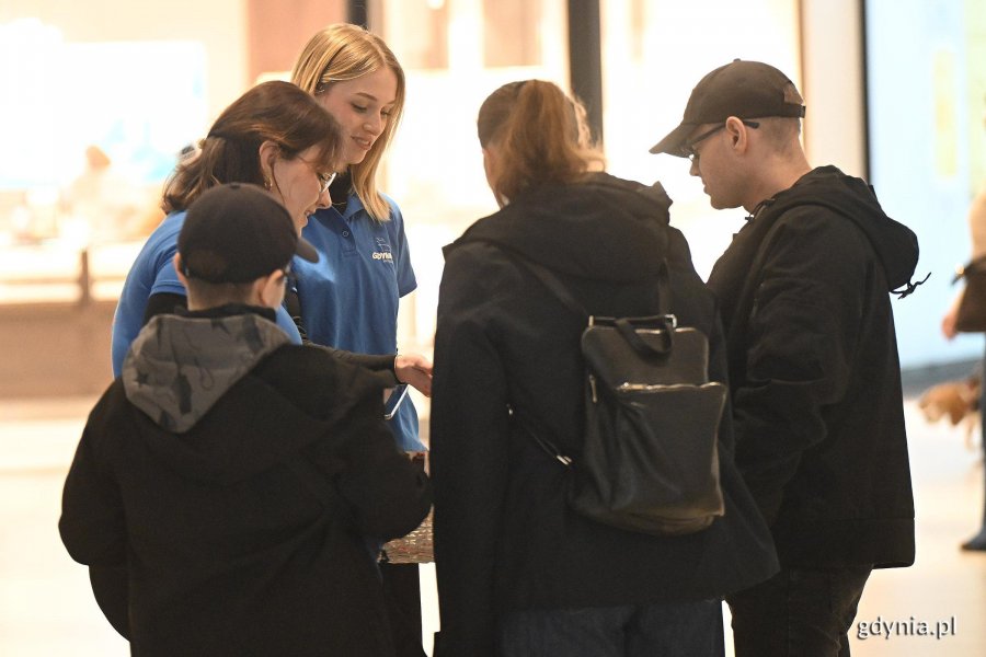 Mieszkańcy chętnie korzystali ze wsparcia os&oacute;b obsługujących stoiska informacyjne (fot. Michał Puszczewicz)