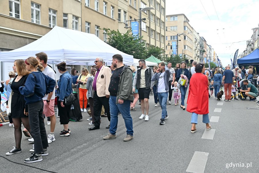 Uczestnicy festiwalu „Kulinarna Świętojańska” krażą między stoiskami // fot. Magdalena Czernek