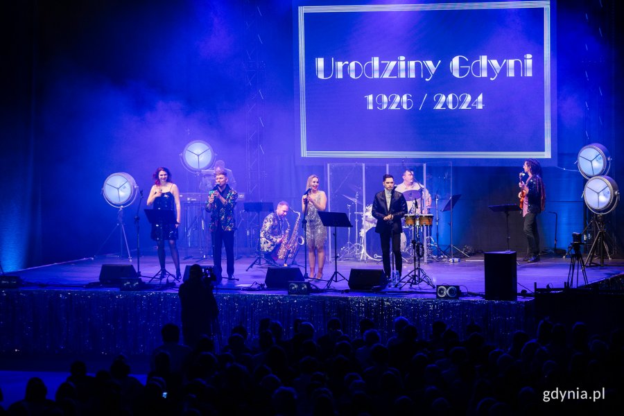 Podczas koncertu  „Tyle słońca w całym mieście” wystąpili (od prawej): Grzegorz Miller, Joanna Pasternak, Mateusz Feliński i Julia Pawlak oraz muzycy 