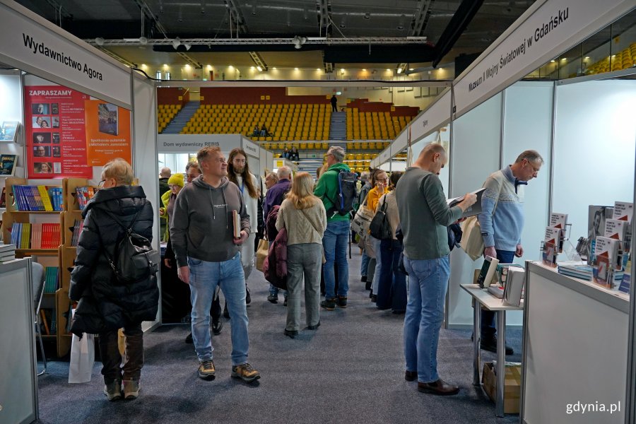 Uczestnicy Targ&oacute;w Książki w Gdyni odwiedzający stoiska wydawc&oacute;w