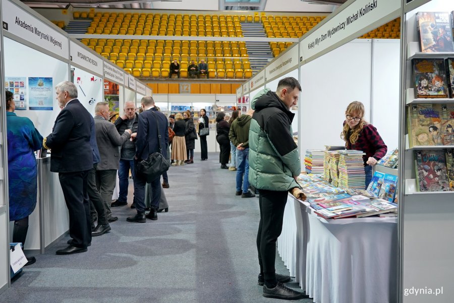 Uczestnicy Targ&oacute;w Książki w Gdyni odwiedzający stoiska wydawc&oacute;w 