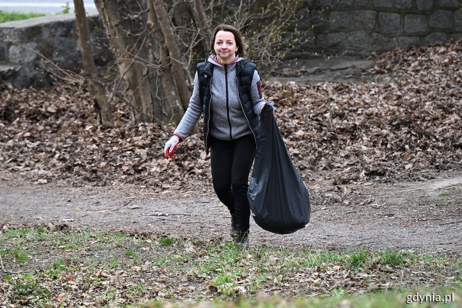 Radna miasta Larysa Kramin z workiem w ręku podczas akcji sprzątania z okazji Dnia Ziemi