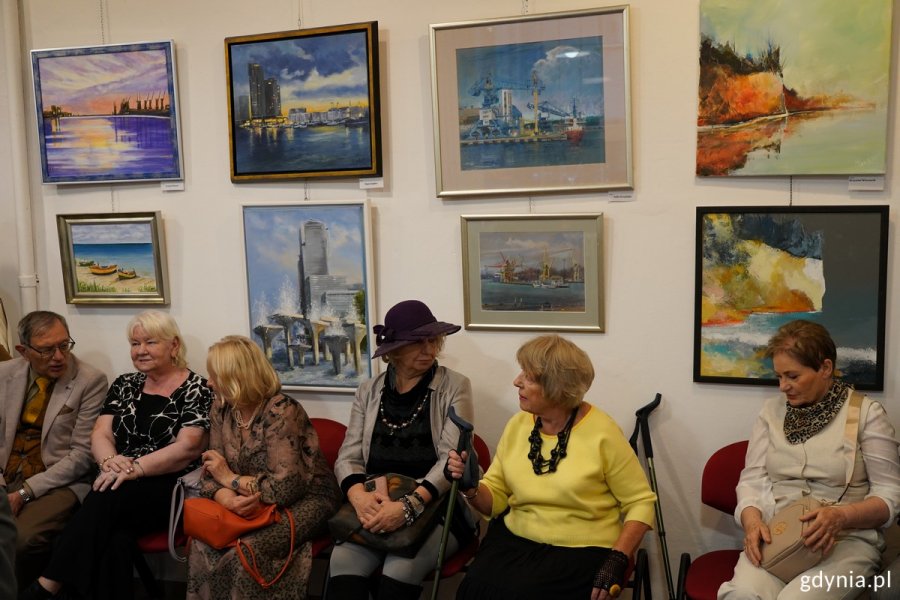 Uczestnicy wystawy prac Marka Koguta „Sto obrazów na 100 lat Gdyni” w Towarzystwie Miłośników Gdyni 