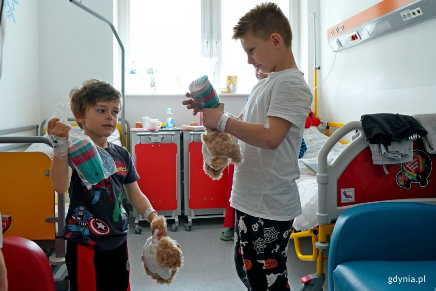 Mali pacjenci Oddziału Pediatrycznego Szpitala św. Wincentego a Paulo w Gdyni z misiami i butelkami w rękach