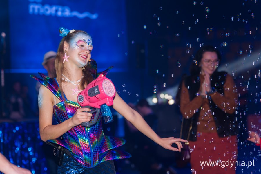 Animatorka puszcza bańki mydlane ze specjalnego urządzenia