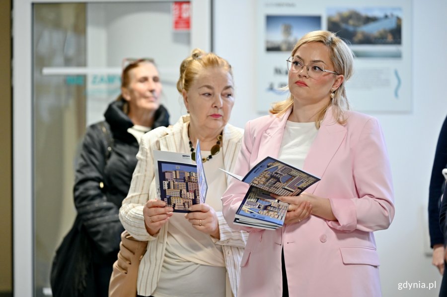 Uczestnicy wernisażu podczas oficjalnego otwarcia wystawy &bdquo;Gdynia Miasto Modernizmu&rdquo; 