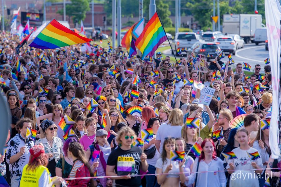 Uczestnicy 11. Tr&oacute;jmiejskiego Marszu R&oacute;wności idący ulicą
