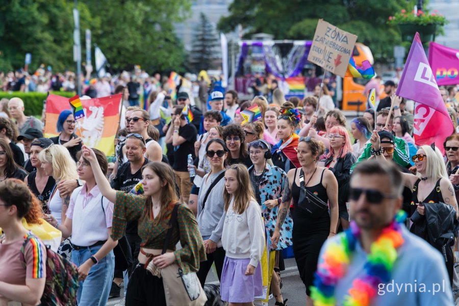 Uczestnicy 11. Tr&oacute;jmiejskiego Marszu R&oacute;wności idący ulicą 