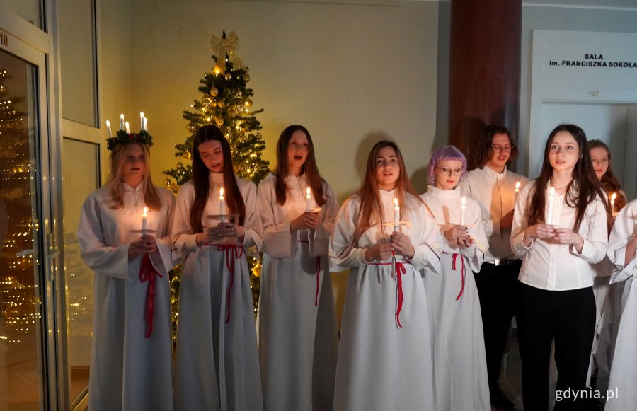 Na zdjęciu uczniowie w orszaku św. Łucji