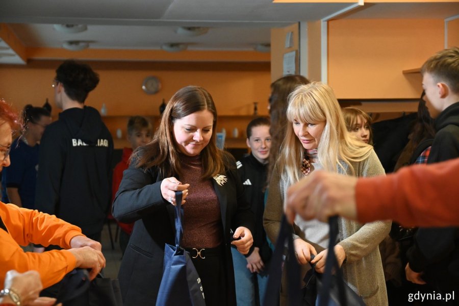 W pakowaniu paczek pomagały m.in. prezydent Gdyni Aleksandra Kosiorek i Bożena Zglińska, dyrektor Centrum Aktywności Seniora