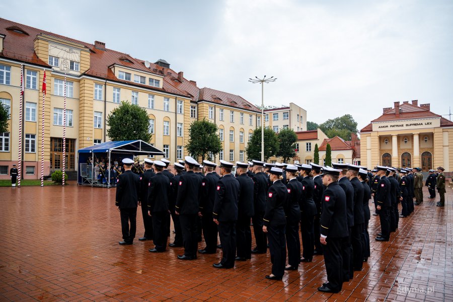 Uroczystość promocji na stopnie oficerskie dla absolwentów kursów oficerskich na Akademii Marynarki Wojennej w Gdyni (fot. Kamil Złoch)