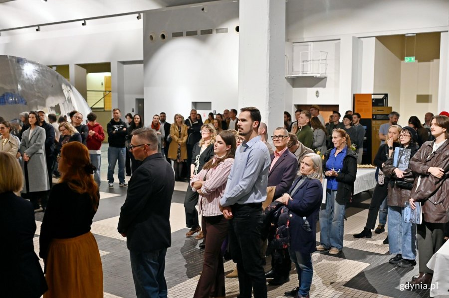 Uczestnicy wernisażu wystawy &bdquo;Gen 100 &ndash; gdyński kod wsp&oacute;lnoty&rdquo; w Muzeum Emigracji 