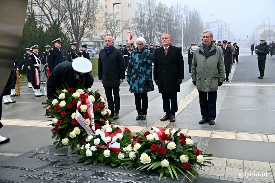 Delegacja gdyńskich samorządowców składający kwiaty przed pomnikiem Polski Morskiej z okazji 25. rocznicy wstąpienia Polski do NATO. Od prawej: radny Zenon Roda, prezydent Wojciech Szczurek, Joanna Zielińska - przewodnicząca Rady Miasta Gdyni oraz Radosław Maślak - przewodniczący Rady Dzielnicy Redłowo