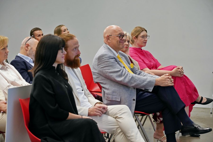 Maciej Dobrzyniecki &ndash; prezydent Akademii Gastronomicznej w Polsce i Tomasz Kempka z Polskiej Organizacji Turystycznej oraz inni uczestnicy ceremonii wręczenia plakiet Michelin 2026 zgromadzeni w Muzeum Emigracji