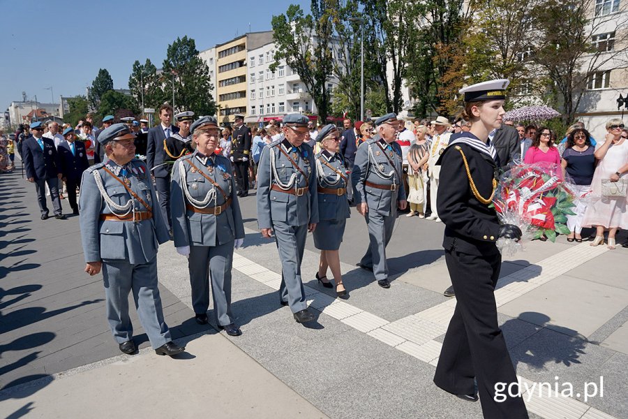 Kwiaty składają przedstawiciele Związku Piłsudczyków RP TPJP Okręgu Pomorskiego w Gdyni