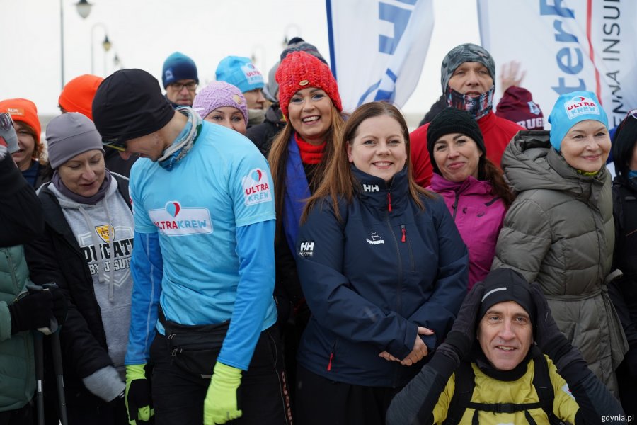Uczestnicy biegu w towarzystwie prezydent Aleksandry Kosiorek na Molo w Orłowie