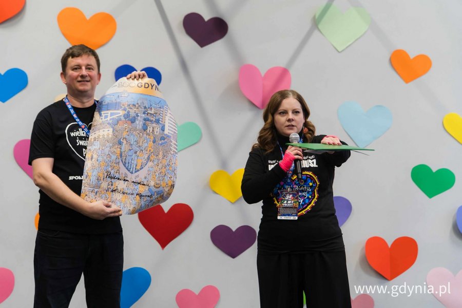 Prezydent Gdyni Aleksandra Kosiorek i Paweł Korycki, przewodniczący zarządu Dzielnicy Cisowa podczas licytacji w Przystani Chylońska 237