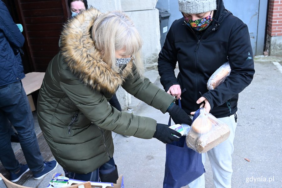 Osoby samotne i potrzebujące otrzymały paczki z tradycyjnymi wielkanocnymi produktami. ok. 60 osób odebrało je w niedziele przy kościele oo. franciszkanów // fot. Michał Puszczewicz