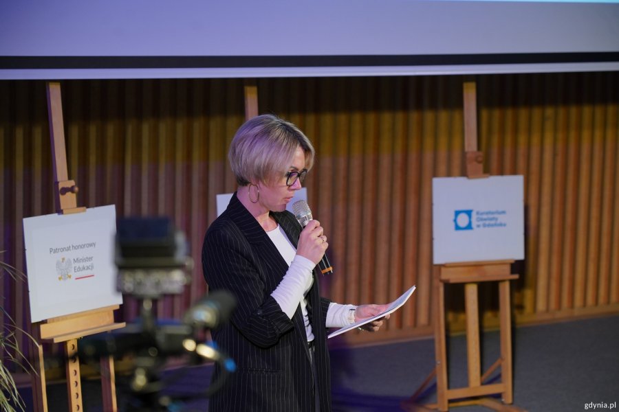 Dorota Gorzejewska, wicedyrektor Zespołu Szk&oacute;ł Og&oacute;lnokształcących nr 8 w Gdyni z mikrofonem