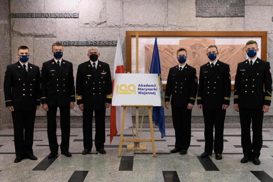 Rektor Akademii Marynarki Wojennej w Gdyni wraz z podchorazymi prezentują logo stulecia AMW // fot. materiały prasowe AMW