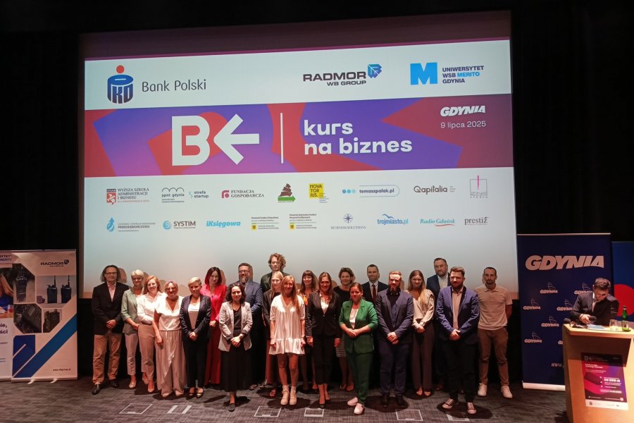 Wspólne zdjęcie laureatek, finalistów i członków jury konkursu „Kurs na biznes” z prezydent Aleksandrą Kosiorek i Tomaszem Augustyniakiem – dyrektorem zarządzającym ds. społecznych Urzędu Miasta Gdyni 