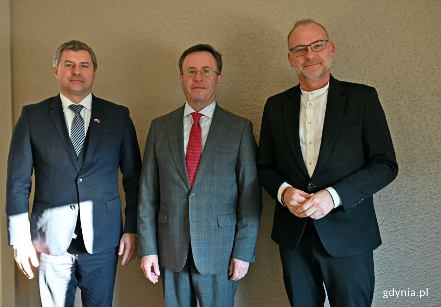 Od prawej: wiceprezydent Gdyni Michał Guć, JE Samvel Mkrtchian - ambasador Republiki Armenii w Polsce i Rafał Choma - konsul honorowy Republiki Armenii w Łodzi podczas spotkania w Urzędzie Miasta Gdyni // fot. Magdalena Czernek