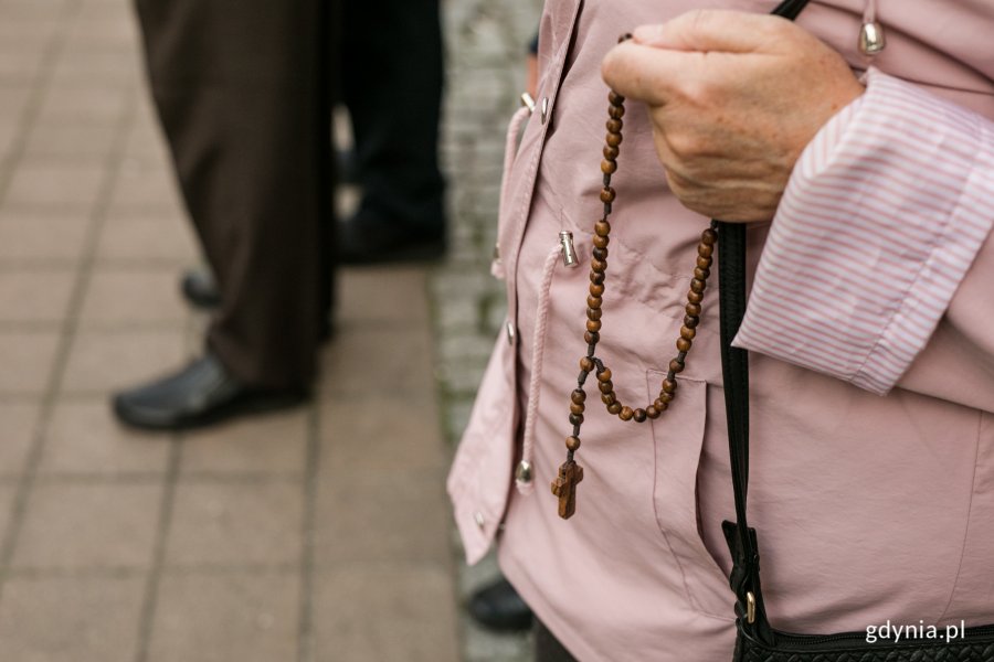 Jedna z uczestniczek Dnia Papieskiego trzymająca w dłoni różaniec // fot. Karol Stańczak