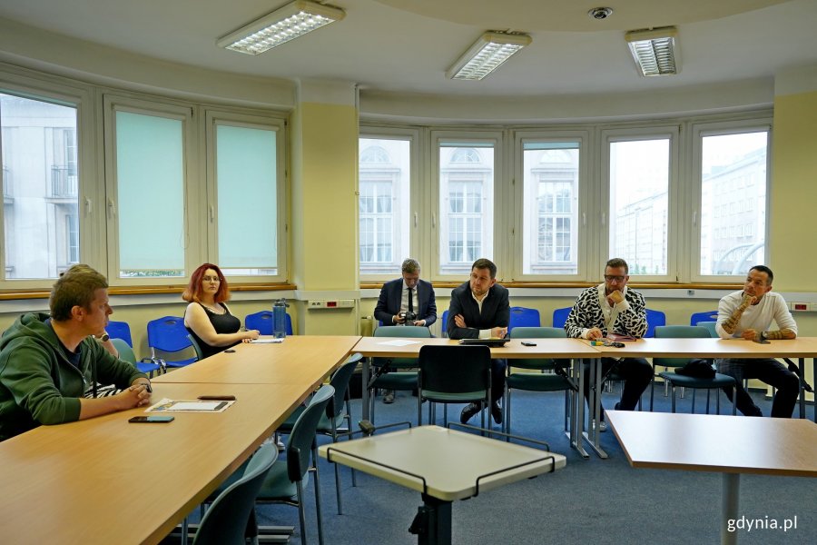 Od lewej: Maciej Chmielarz, Marta Otrębska – koordynatorka ds. praw człowieka, Piotr Kajut – jeden z wnioskodawców powstania Gdyńskiej Rady ds. Mężczyzn, Marcin Zawisza – koordynator radców prawnych w Urzędzie Miasta Gdyni, Michał Jasiewicz, prezes fundacji „Kocham Cię, Tato” i poseł Marcin Józefaciuk z Parlamentarnego Zespołu ds. Zdrowia Mężczyzn podczas spotkania konsultacyjnego dotyczącego powołania Gdyńskiej Rady ds. Mężczyzn