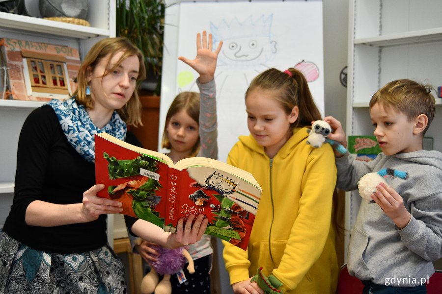 Mimo, że pierwsza połowa ferii nie uszczęśliwiła dzieci śniegiem, to jednak o nudzie nie mogło być mowy! Na zdjęciu uczestnicy zajęć w Bibliotece Wzgórze // fot. Michał Puszczewicz 