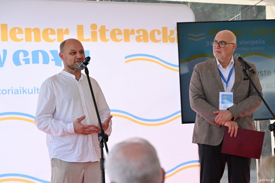 Na scenie Ireneusz Trojanowicz, wiceprzewodniczący RMG i Jacek Oryl, organizator Pleneru Literackiego