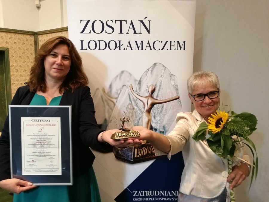 Katarzyna Stec - zastępca dyrektora MOPS w Gdyni oraz Mirosława Jezior - dyrektor MOPS w Gdyni z tegoroczną statuetką Lodołamacza // fot. mat. prasowe