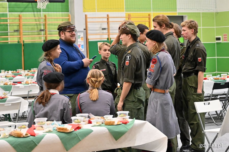 Przy wigilii pomagają harcerze i wolontariusze