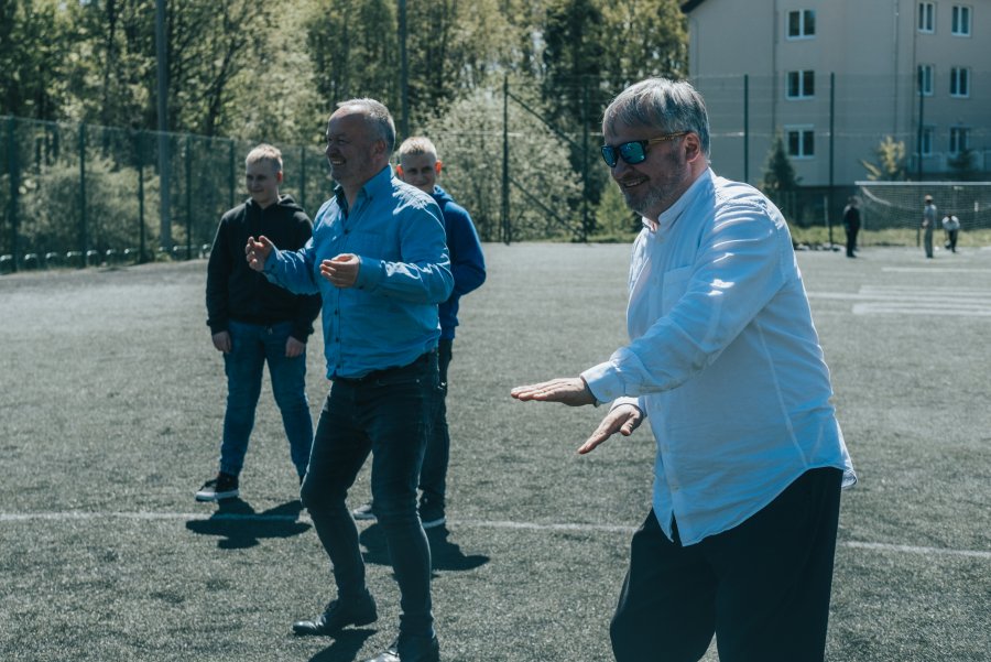 Dwaj panowie na boisku w pozach tanecznych