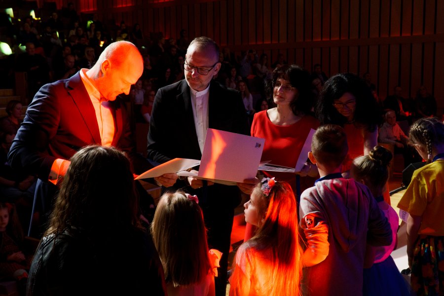 Święto muzyki - gala Mini Gdynia Open. Nagrody wręczali wiceprezydenci Gdyni - Michał Guć i Bartosz Bartoszewicz // fot. Aleksander Trafas (Laboratorium Innowacji Społecznych)