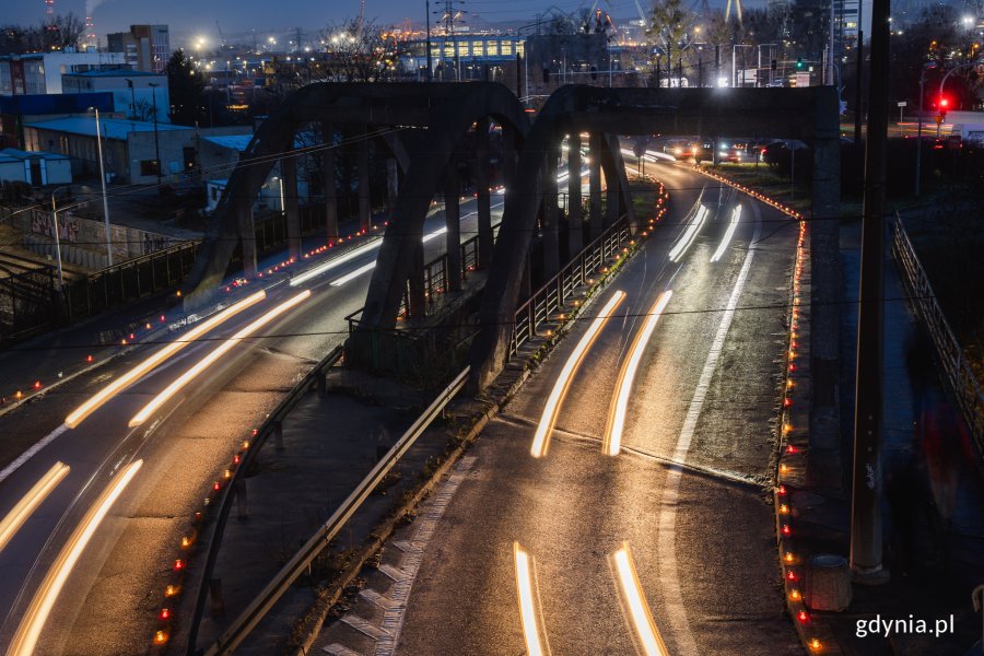 Od lat wczesnym rankiem 17 grudnia drogę do Pomnika Ofiar Grudnia &rsquo;70 w Gdyni Stoczni rozświetlają setki zniczy (fot. Karol Stańczak)