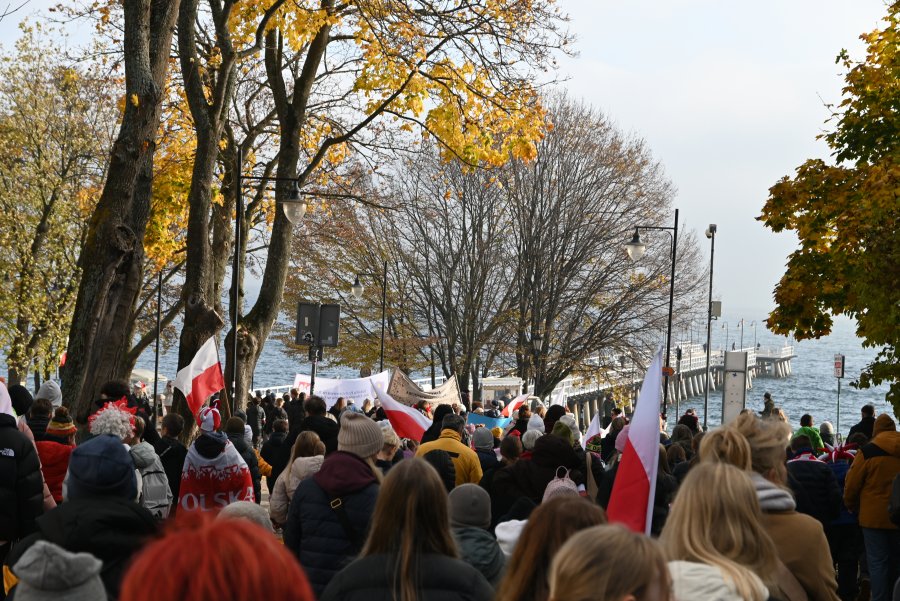 Dzielnicowa parada kończyła się pod Domkiem Żeromskiego w okolicach orłowskiego molo