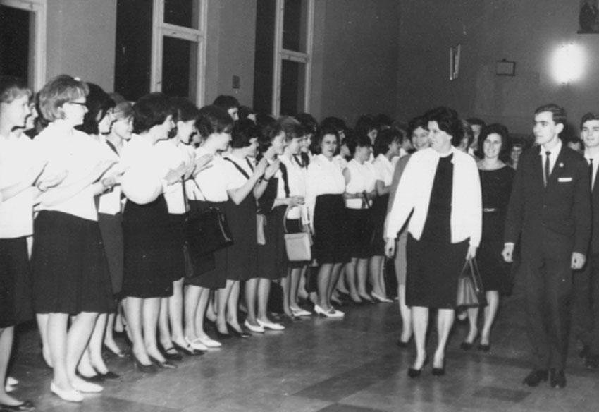 Archiwalne zdjęcia z balów studniówkowych organizowanych w budynku III LO w Gdyni, fot. archiwum szkolne