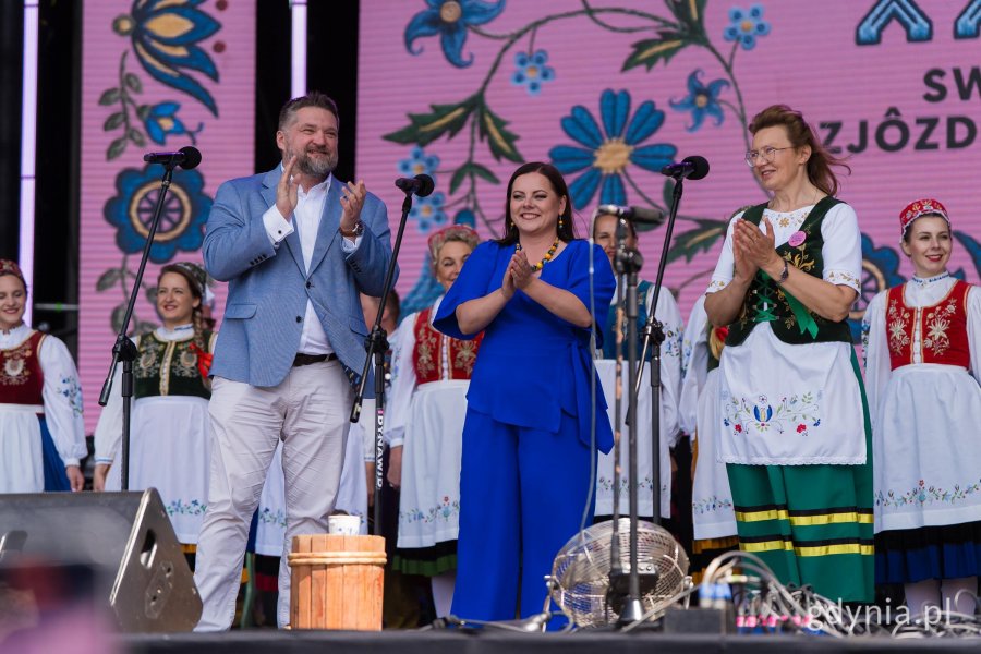 Na scenie m.in. (od prawej): Bożena Ugowska, prezes Zrzeszenia Kaszubsko-Pomorskiego, prezydent Gdyni Aleksandra Kosiorek i przewodniczący Rady Miasta Gdyni Tadeusz Szemiot