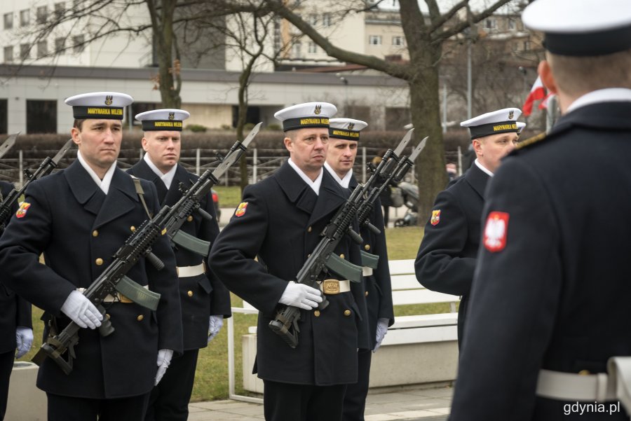 Kompania Reprezentacyjna Marynarki Wojennej podczas uroczystości przed pomnikiem Polski Morskiej // fot. Kamil Złoch