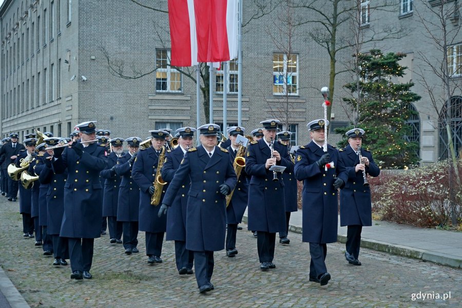Orkiestra Reprezentacyjna Marynarki Wojennej podczas apelu pamięci z okazji święta Uniwersytetu Morskiego 