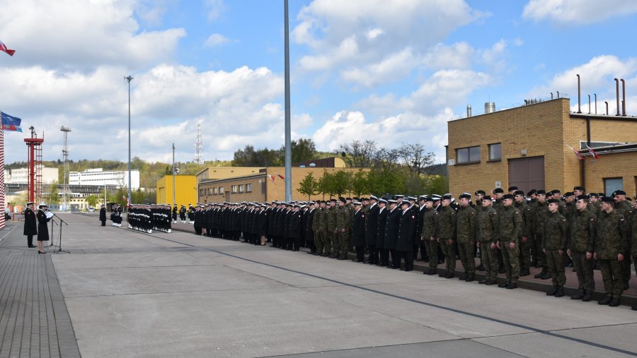 Uczestnicy uroczystości z okazji 104. rocznicy sformowania Komendy Portu Wojennego Gdynia , które odbyły się w porcie Wojennym