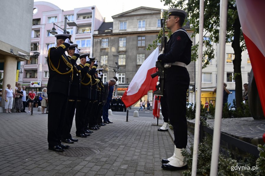 Na ulicach Gdyni odbył się capstrzyk poprzedzający Święto Marynarki Wojennej // fot. Paweł Kukla
