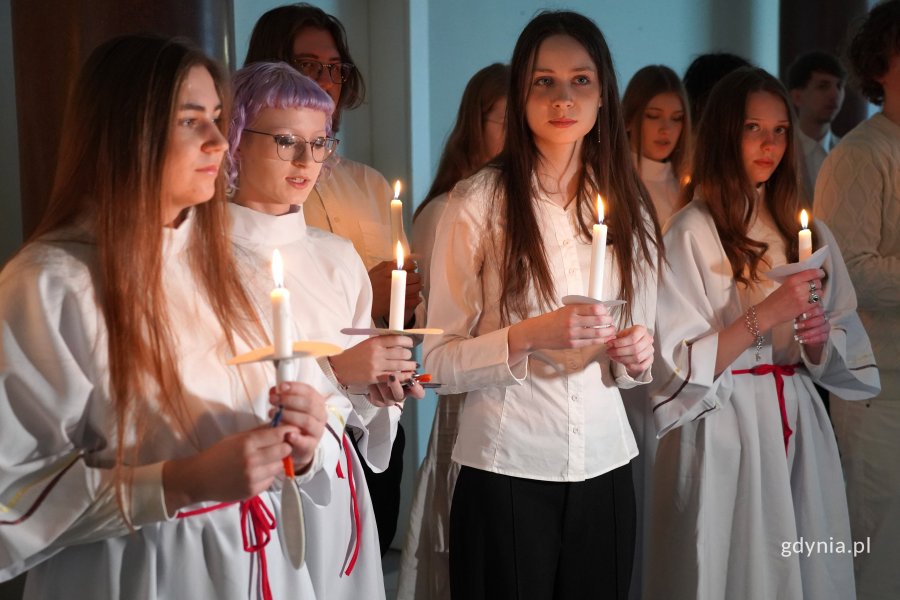 Na zdjęciu uczniowie w orszaku św. Łucji