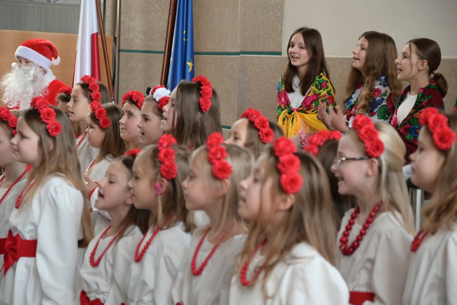 Kolędownicy z SP nr 13 przedstawili autorski  program i zaśpiewali świąteczne piosenki