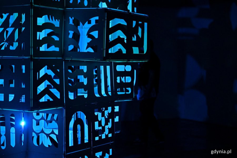 Fragment instalacji &bdquo;Lighthouse&rdquo; Mariusza Warasa