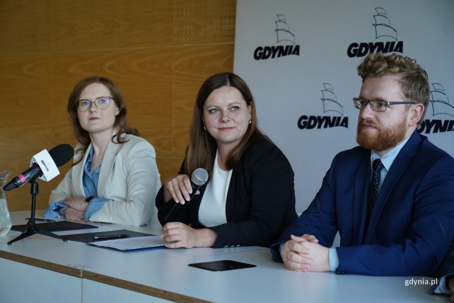 Na zdjęciu (od lewej): kierowniczka projektu HIVE AI Agnieszka Karlińska, prezydent Gdyni Aleksandra Kosiorek, sekretarz stanu w Ministerstwie Cyfryzacji Dariusz Standerski (fot. Magdalena Starnawska)