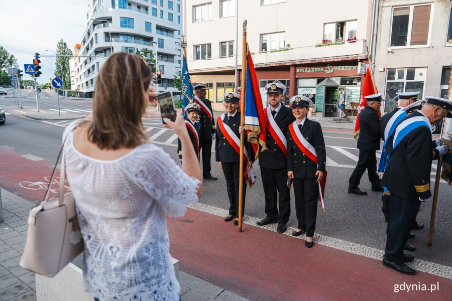 Uroczysty przemarsz do pomnika Polski Morskiej. Fot. Mateusz Dietrich
